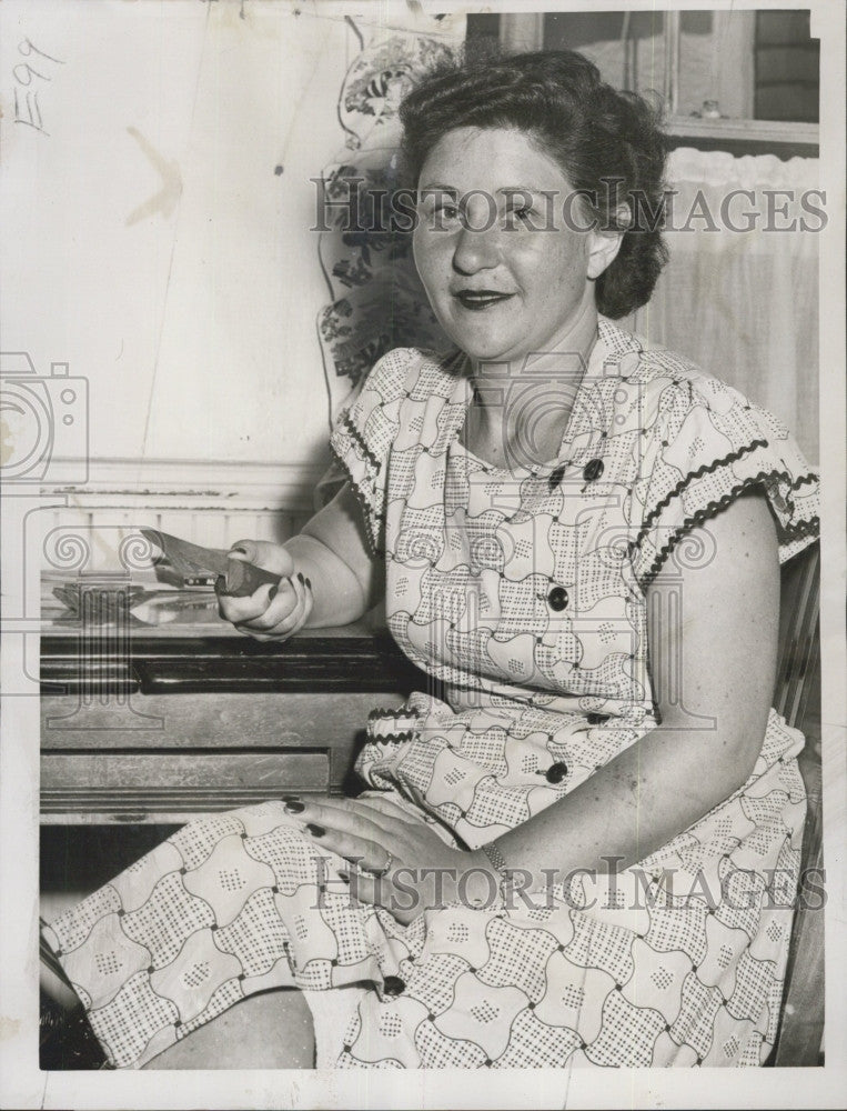 1949 Press Photo Mrs Sylvia Cohen &amp; knife she fought a thief with - Historic Images