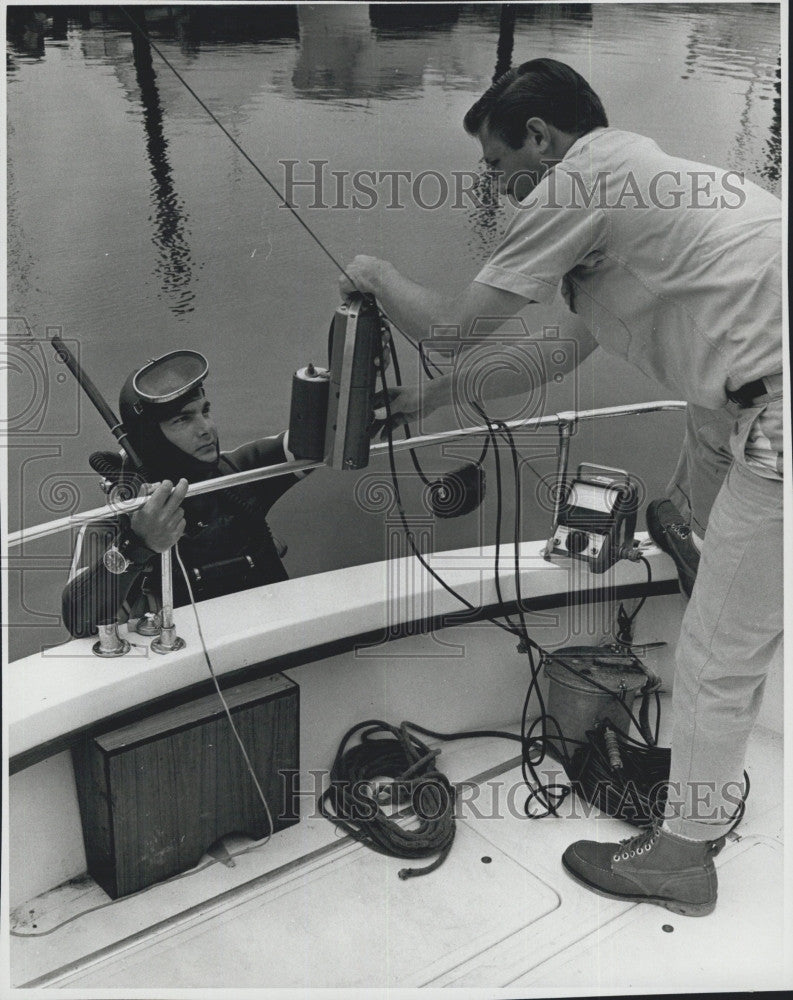 1967 Press Photo Joseph DeCola, Jon Longtin in Boston Harbor - Historic Images