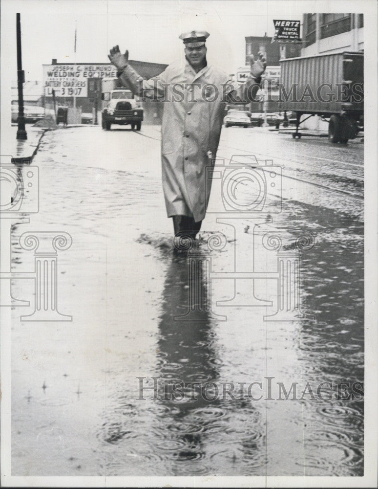 1965 Press Photo Officer Alfred Colasso - Historic Images