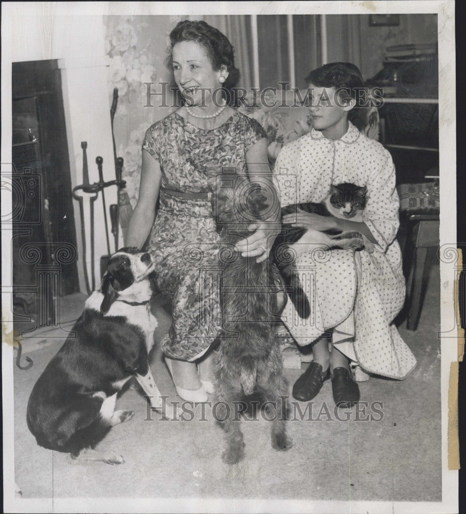 1957 Press Photo author Jean Poindexter Colby with daughter and pets - Historic Images