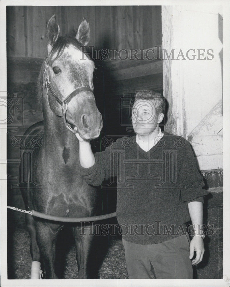 1965 Press Photo racehorse Royal Landing with trainer H. K. Steen Jr. - Historic Images