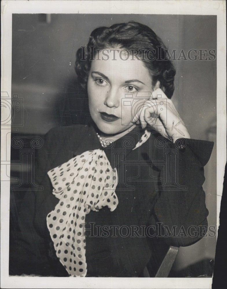 1949 Press Photo Goldwyn Showgirl Mira Stefan Sues Pastor Buenaventura - Historic Images