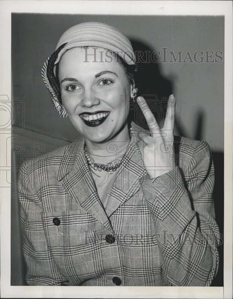 1949 Press Photo Former Showgirl Mira Stefan Wins Paternity Suit - Historic Images