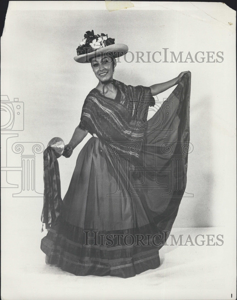 1966 Press Photo Angelica Lopez of Ballet Folklorico of Mexico - Historic Images