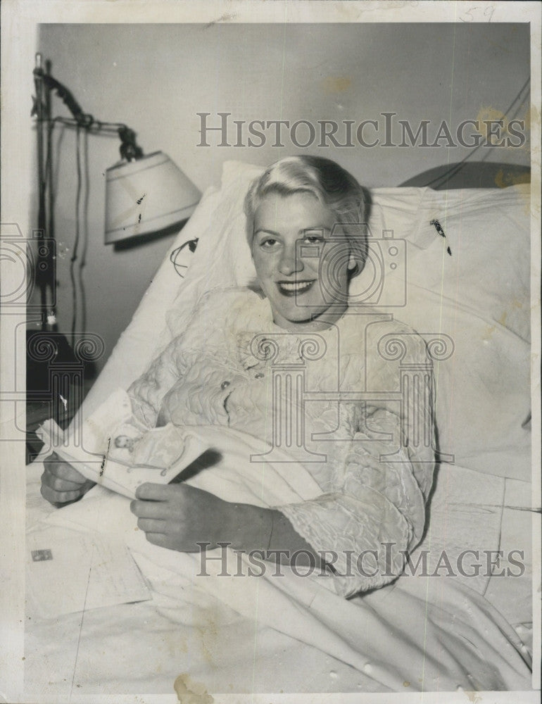 1951 Press Photo Mrs Charles N. Collatos after birth of baby - Historic Images