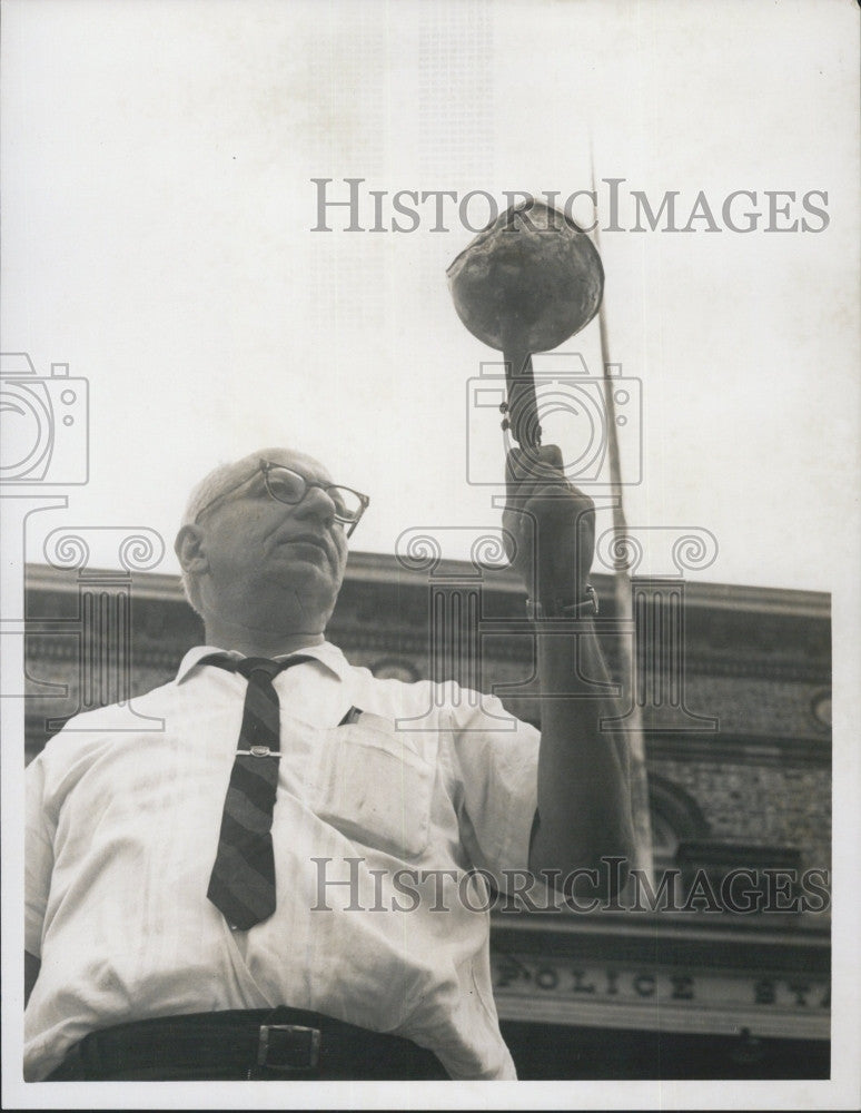 1966 Press Photo Patrolman Melvin Cohan &amp; flag pole ornament - Historic Images