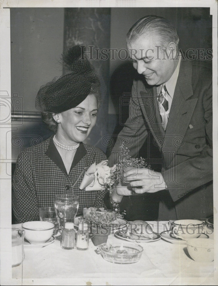 1948 Press Photo Anita Colby Asst Paramount&#39;s Production Head John Moore - Historic Images