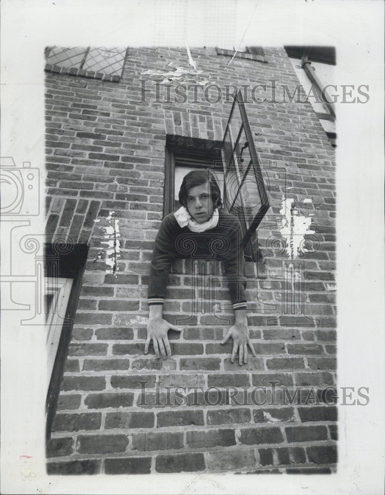 1972 Press Photo Allan Cohen at Window he Escaped From - Historic Images