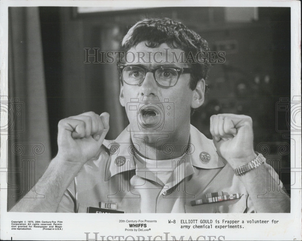 1975 Press Photo Film &quot;Whiffs&quot; stars Elliott Gould - Historic Images