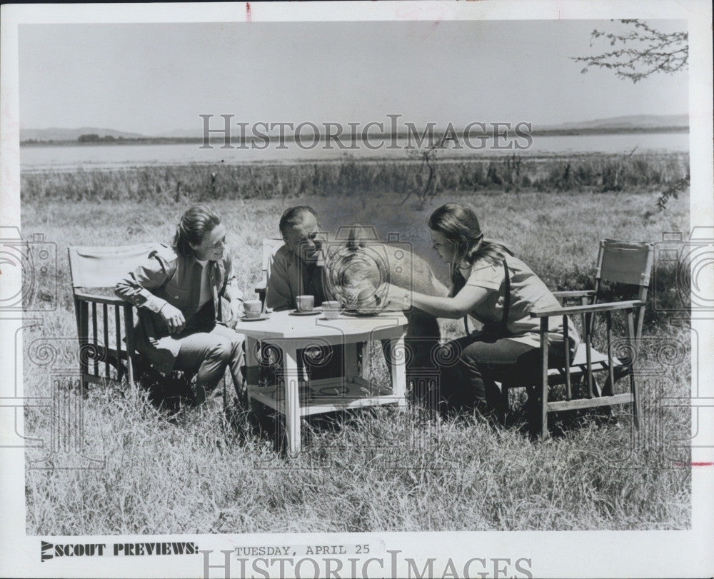 Press Photo Jack Paar wife Miriam trainer in Kenya for TV show - Historic Images