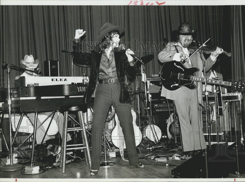 1983 Press Photo Singer Cathy O&#39;Shaw - Historic Images