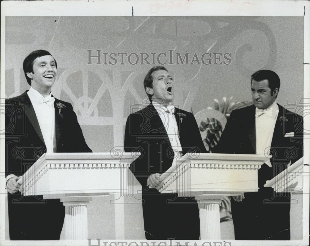 1969 Press Photo Andy Williams, Ray Stevens on &quot;Andy Williams Show&quot; - Historic Images