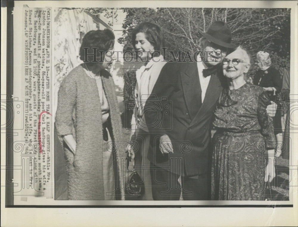 1964 Press Photo Poet Carl Sandburg &amp; wife &amp; Mrs LB Johnson - Historic Images