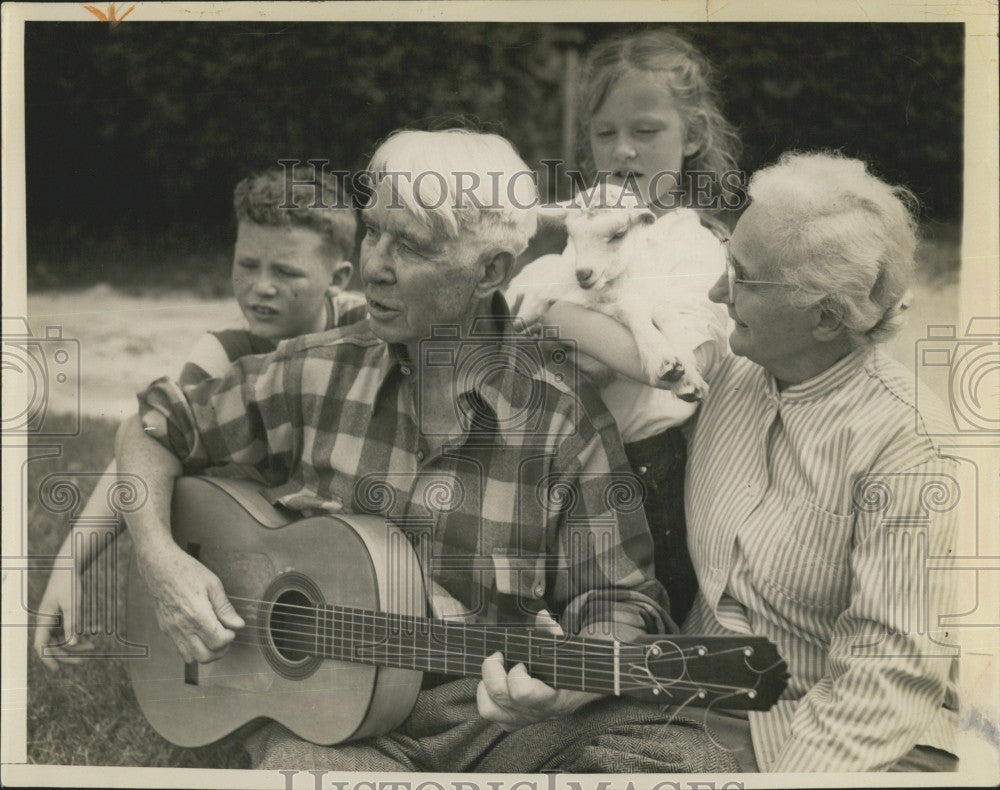 1951 Press Photo Poet Carl Sandburg , wife &amp; grandchildren - Historic Images