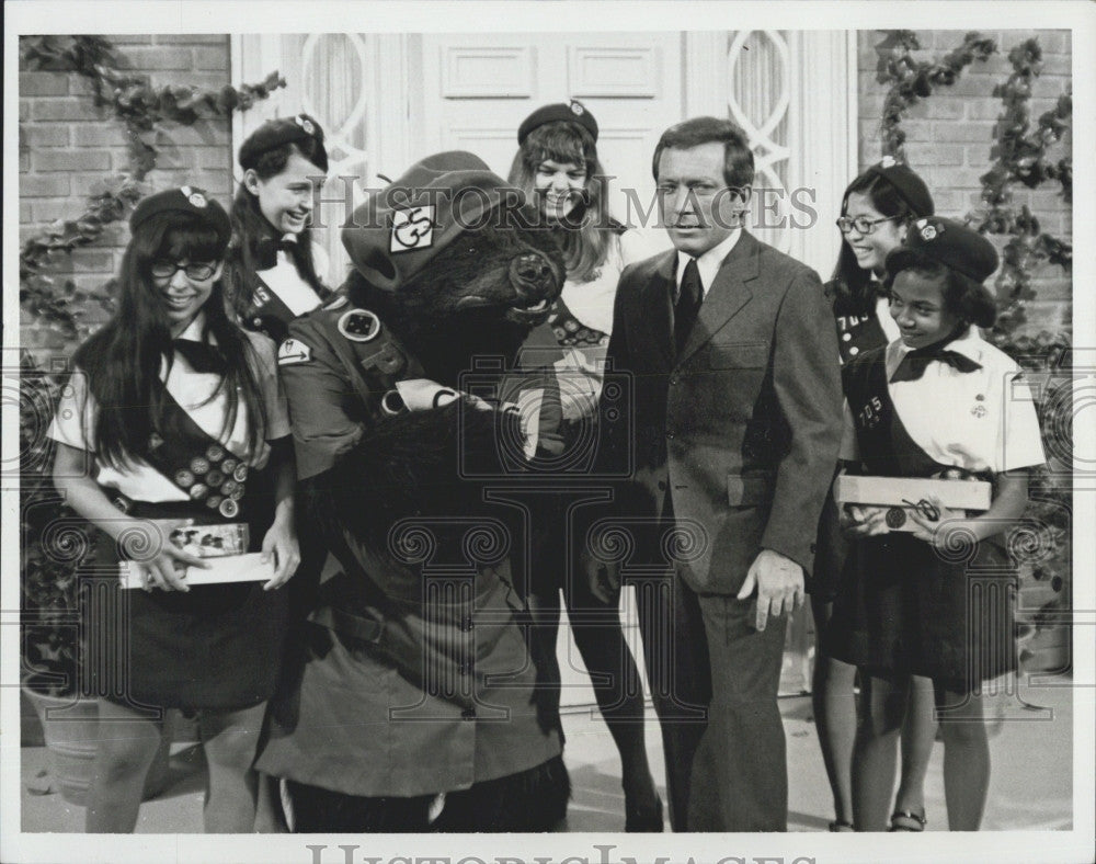 1970 Press Photo Thje Bear, Andy Williams &amp; Girl Scouts - Historic Images