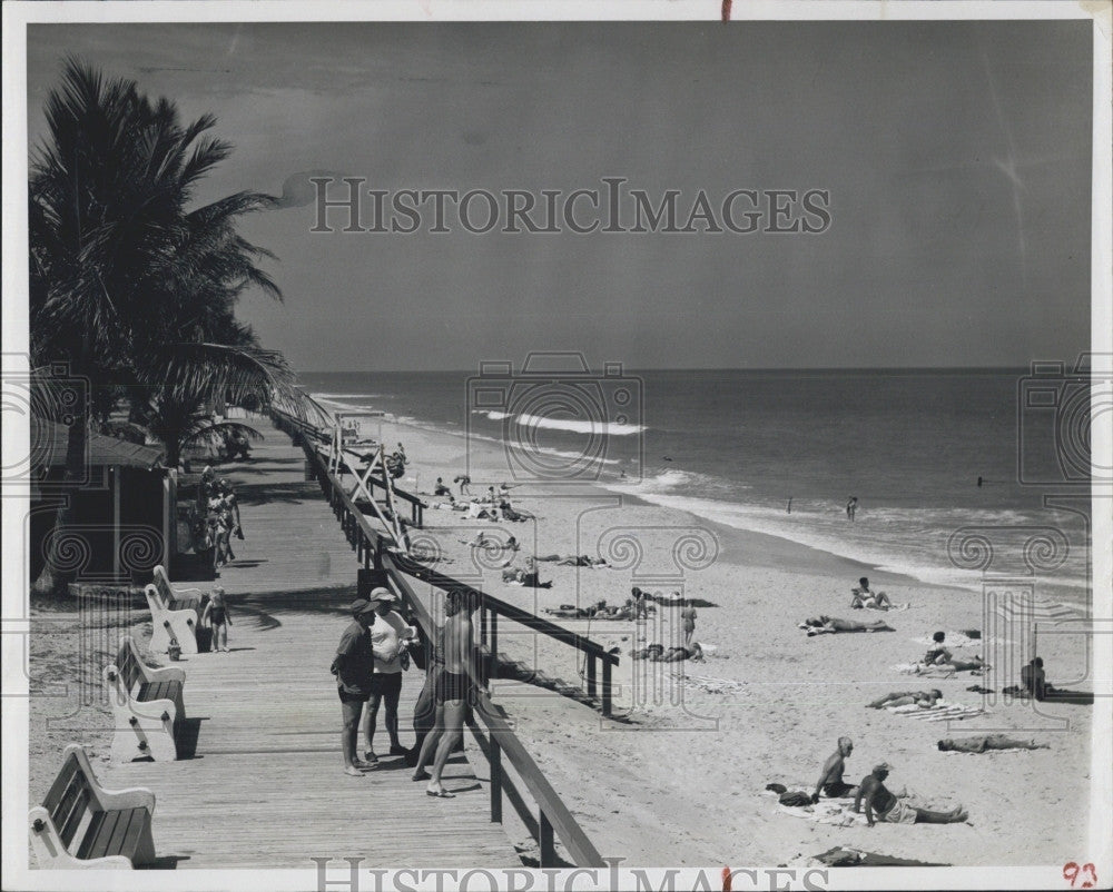 Press Photo  People at the beach in Vero Beach in Florida - Historic Images