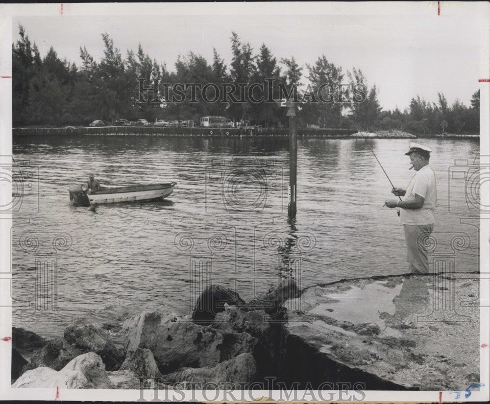 1954 Press Photo Venice Jetties Anglers Divers argue about jetties - Historic Images