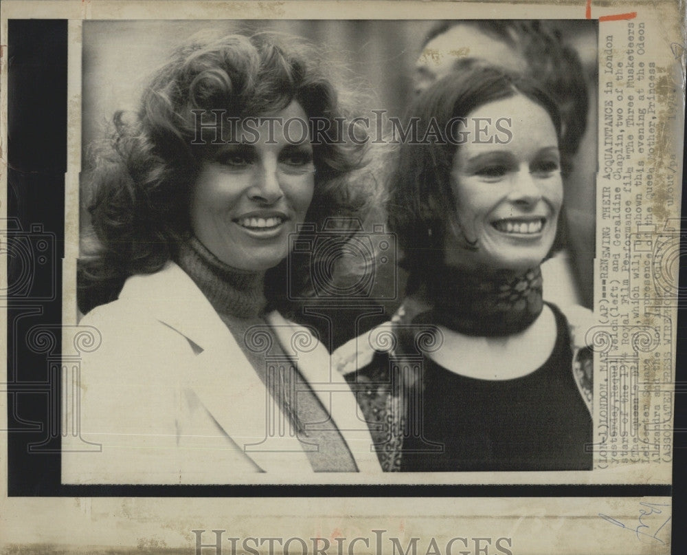 1974 Press Photo Actors Raquel Welch, Geraldine Chaplin &quot;The Three Musketeers&quot; - Historic Images