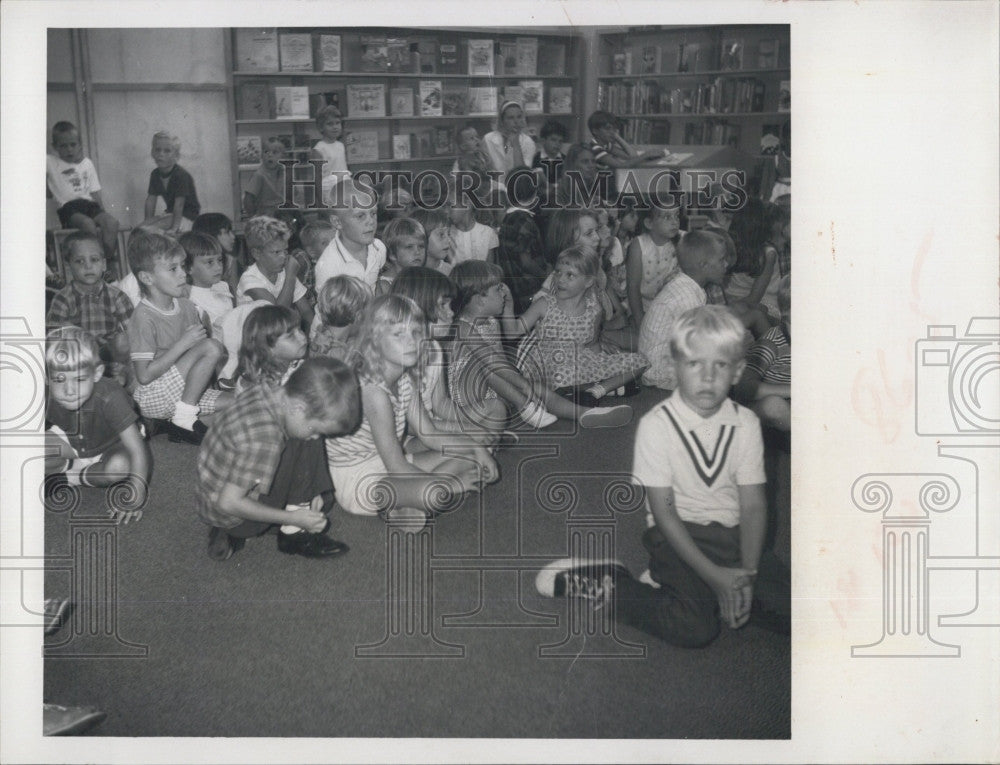 1968 Press Photo Venice Beach Florida Library Story Hour Mrs Joan Dillon charge - Historic Images