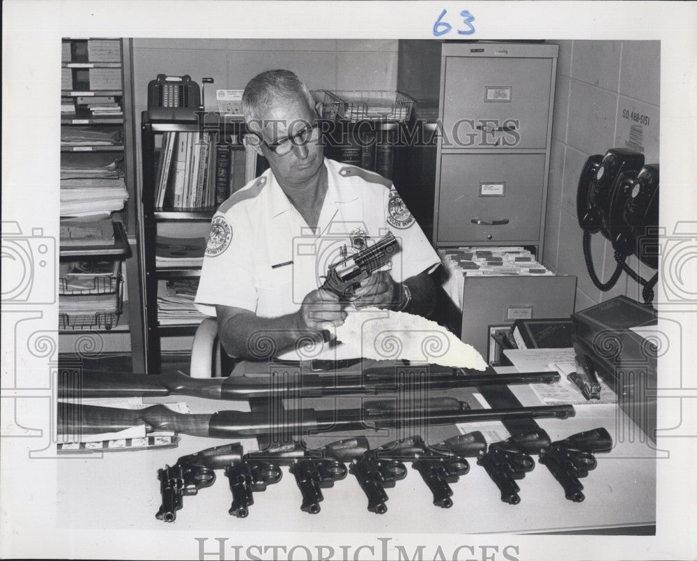 1964 Press Photo Venice Chief Of Police John Shockey Examines Magnum Revolvers - Historic Images