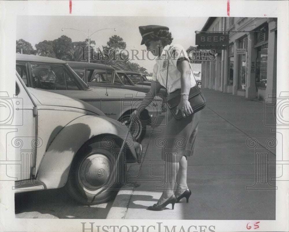 1963 Press Photo Venice, FL Policewoman Inez Hatchitt Checks Parking Violaters - Historic Images