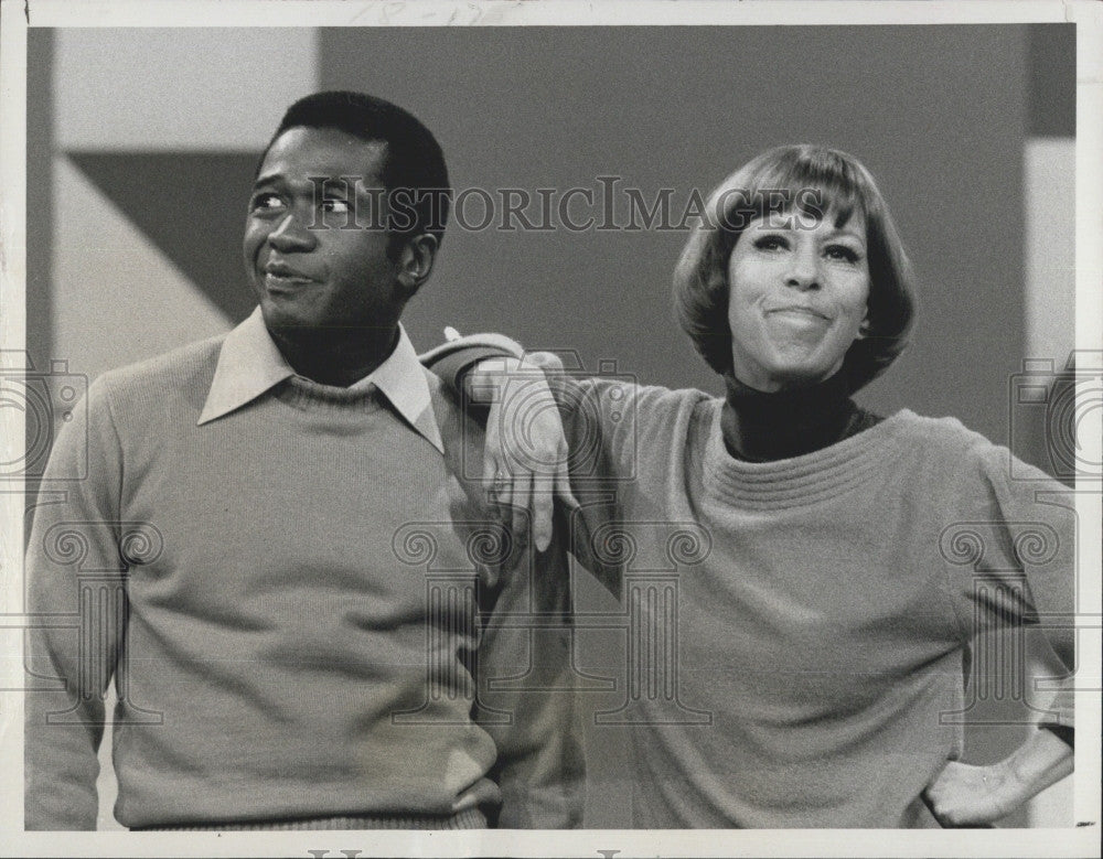 1977 Press Photo Actor Ben Vereen With Carol Burnett &quot;The Carol Burnett Show&quot; - Historic Images