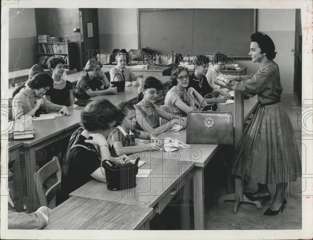 1958 Press Photo Columnist Ann Landers visit ST Petersburg FL talks to teens - Historic Images