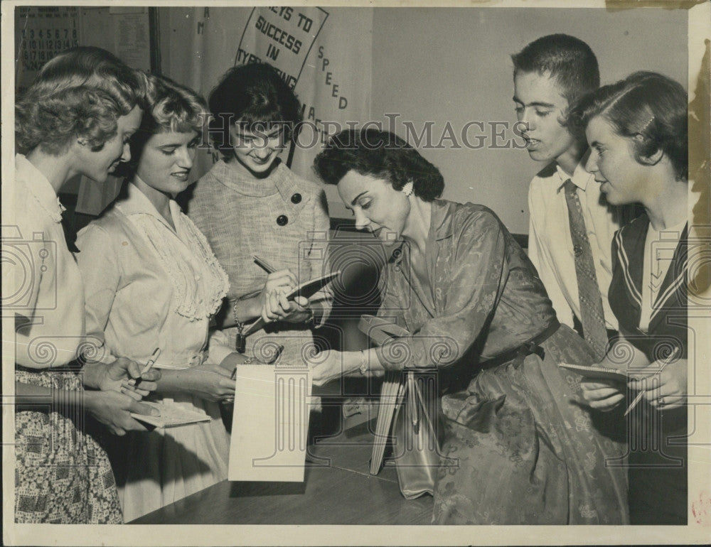 1958 Press Photo Columnist Ann Landers with School Reporters Pat Higgins - Historic Images