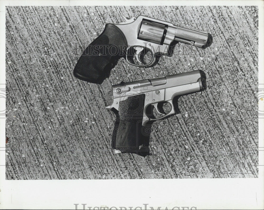 1987 Press Photo A 9 MM semi automatic pistol &amp; a 38 revolver - Historic Images