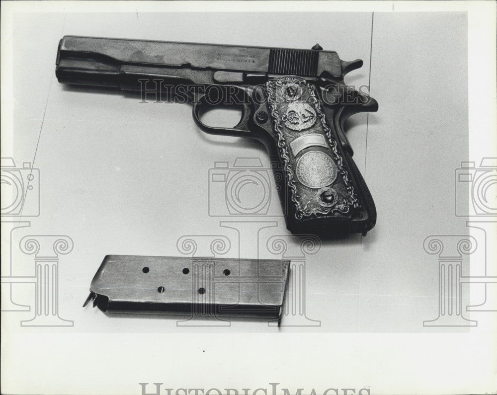 1979 Press Photo A engraved weapon confiscated from an airline passenger - Historic Images