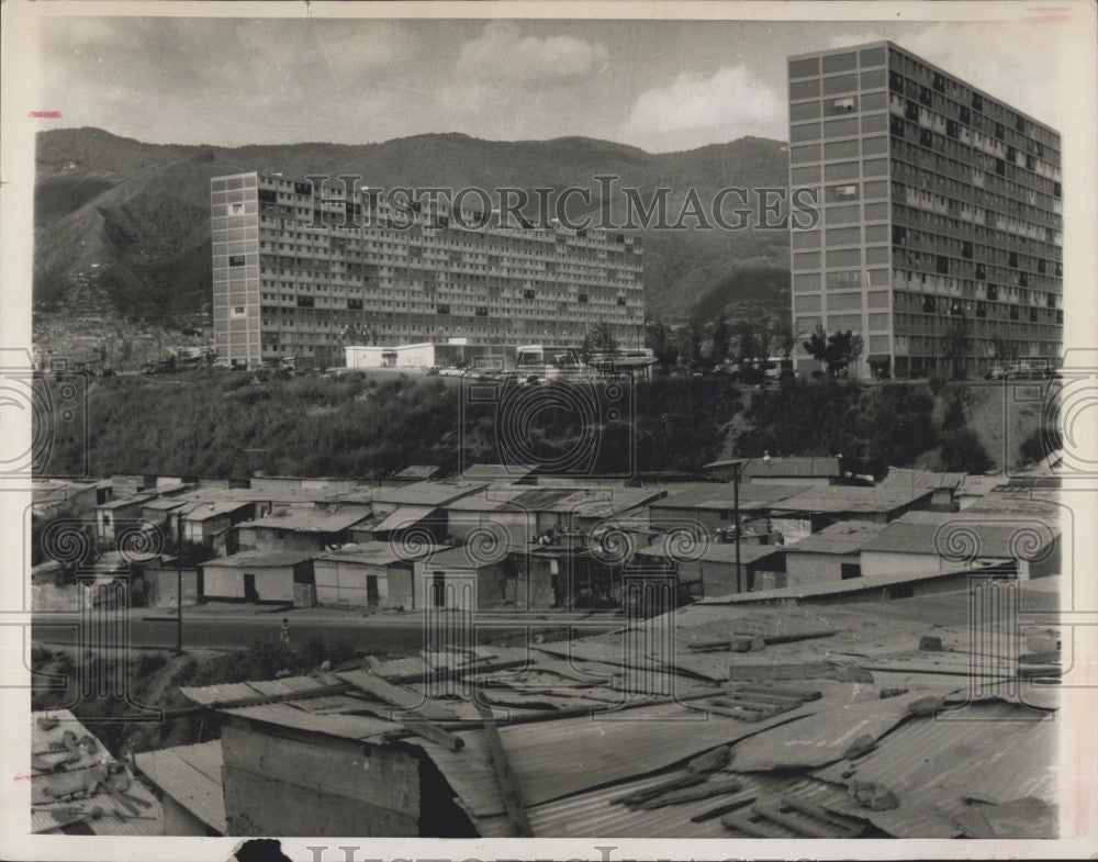 1965 Press Photo Housing Development Venezuela looks over shacks in slum - Historic Images