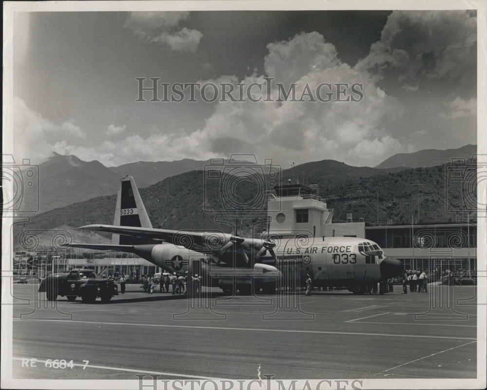 1957 Press Photo A large US Air Force cago plane - Historic Images