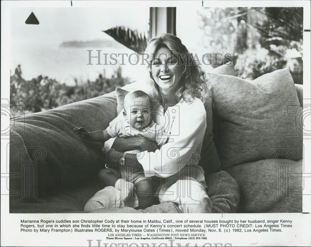 1982 Press Photo Wife Of Kenny Rogers, Marianna Rogers With Son Christopher Cody - Historic Images