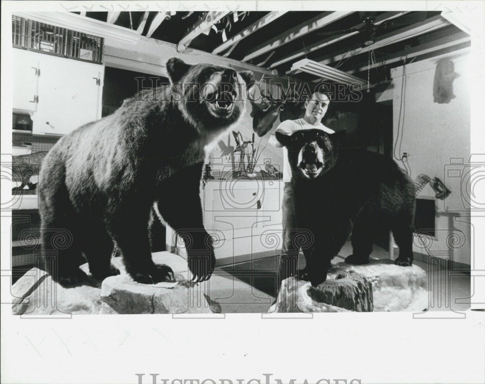 1987 Press Photo Taxidermist Charles &quot;Boe&quot; Reed Grooms A Florida Black Bear - Historic Images