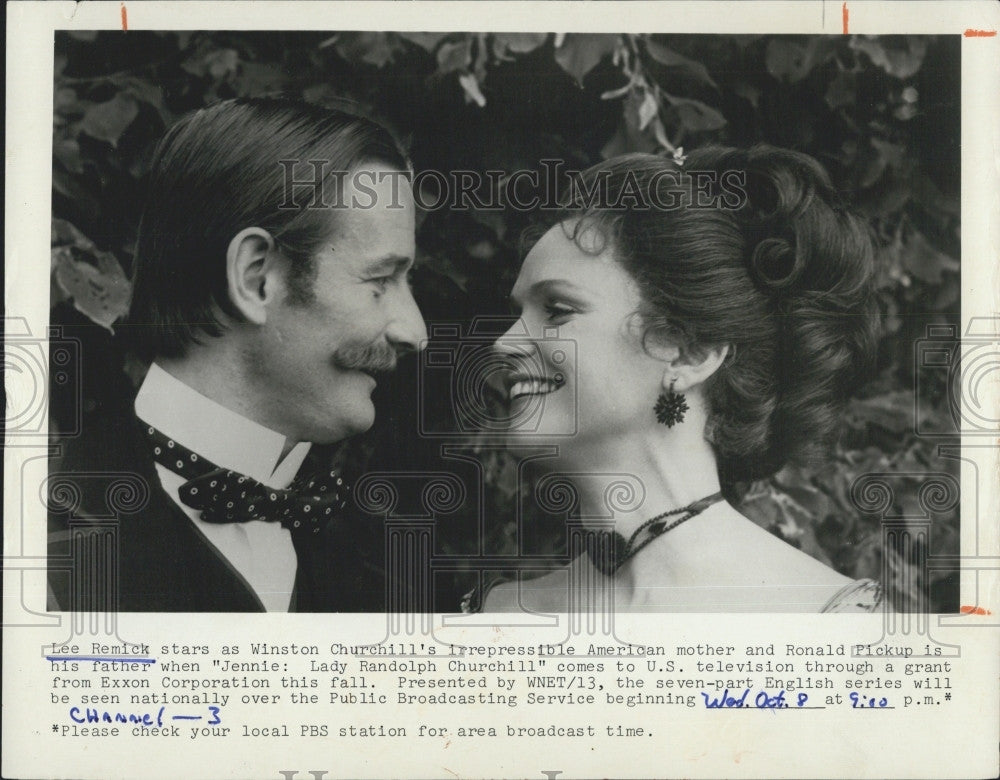 1975 Press Photo Lee Remick And Ronald Pickup &quot;Jennie: Lady Randolph Churchill&quot; - Historic Images