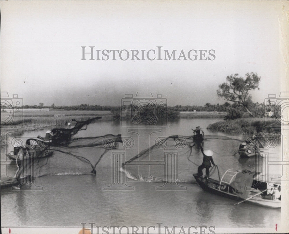 1967 Press Photo Vietnam fishermen with their nets &amp; boats - Historic Images