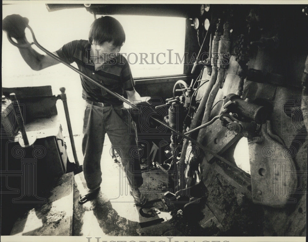 1992 Press Photo A train engineer on steam locomotive  in Vietnam - Historic Images