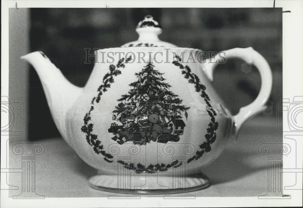 1981 Press Photo teapot made in England, plays Wish You A Merry Christmas - Historic Images