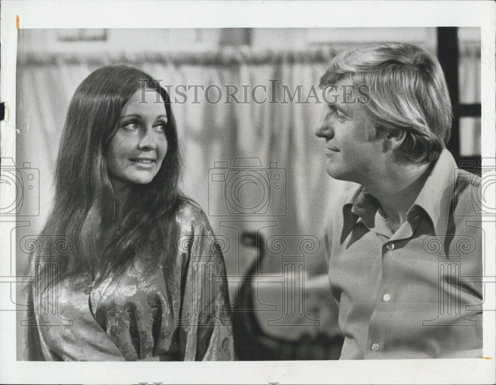 1971 Press Photo Anjanette Comer And Jerry Van Dyke In  &quot;Love, American Style&quot; - Historic Images