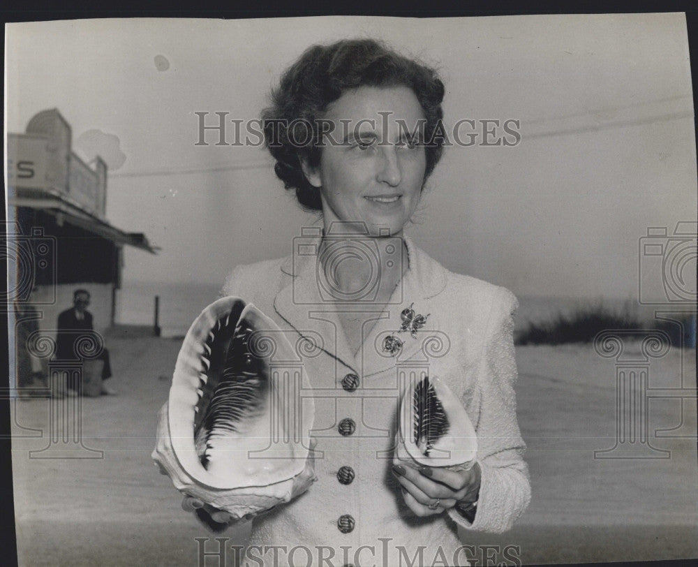 1947 Press Photo Adelaide Casey and a Queen Helmut conch shell in Fla. - Historic Images