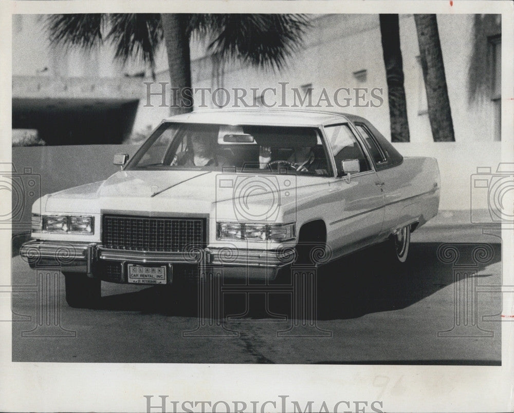 1976 Press Photo Singer Johnny Cash Taken To ER With Sprained Ankle In Florida - Historic Images