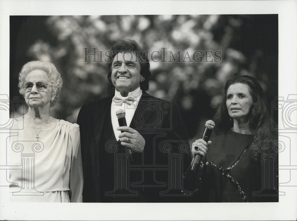 1985 Press Photo Singer Johnny Cash With Mother Carrie And Wife June Carter Cash - Historic Images