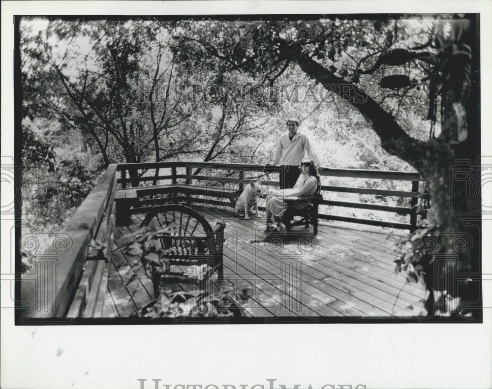 1984 Press Photo Artist Roger Banseman and wife at their home - Historic Images