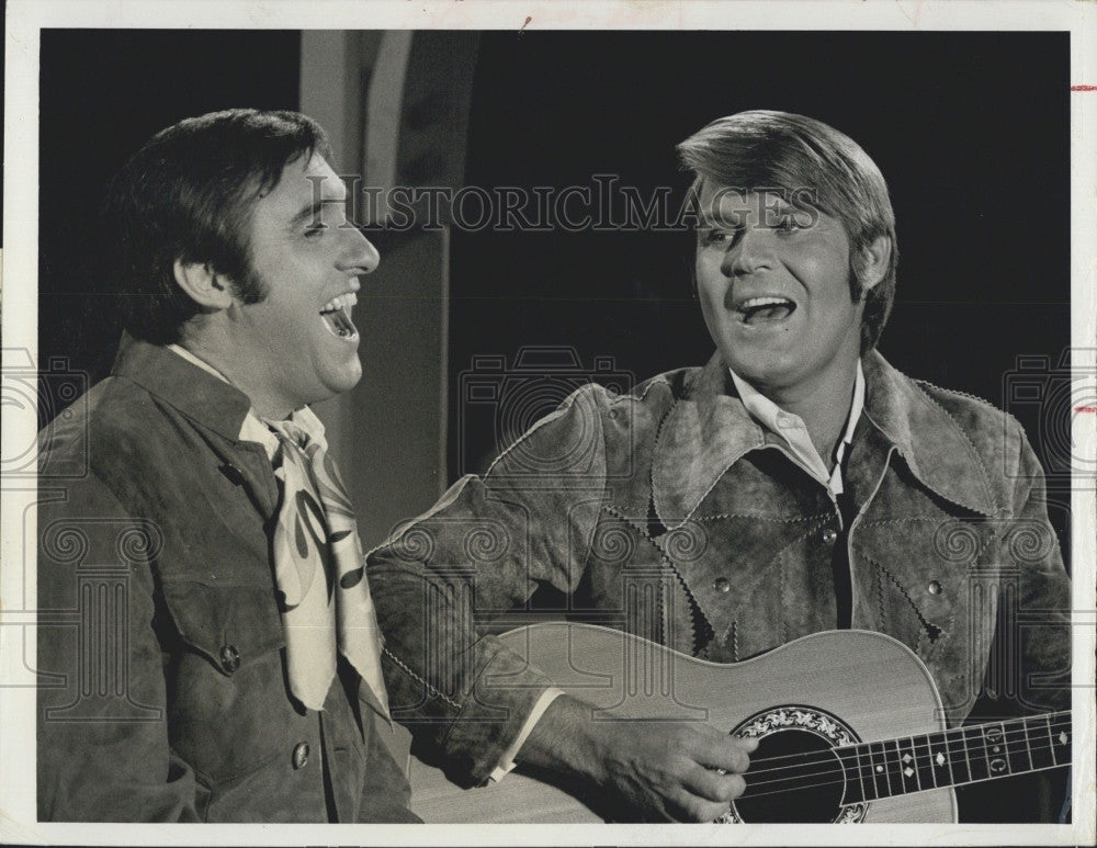 1970 Press Photo &quot;The Jim Nabors Hour&quot; with guest Glen Campbell - Historic Images