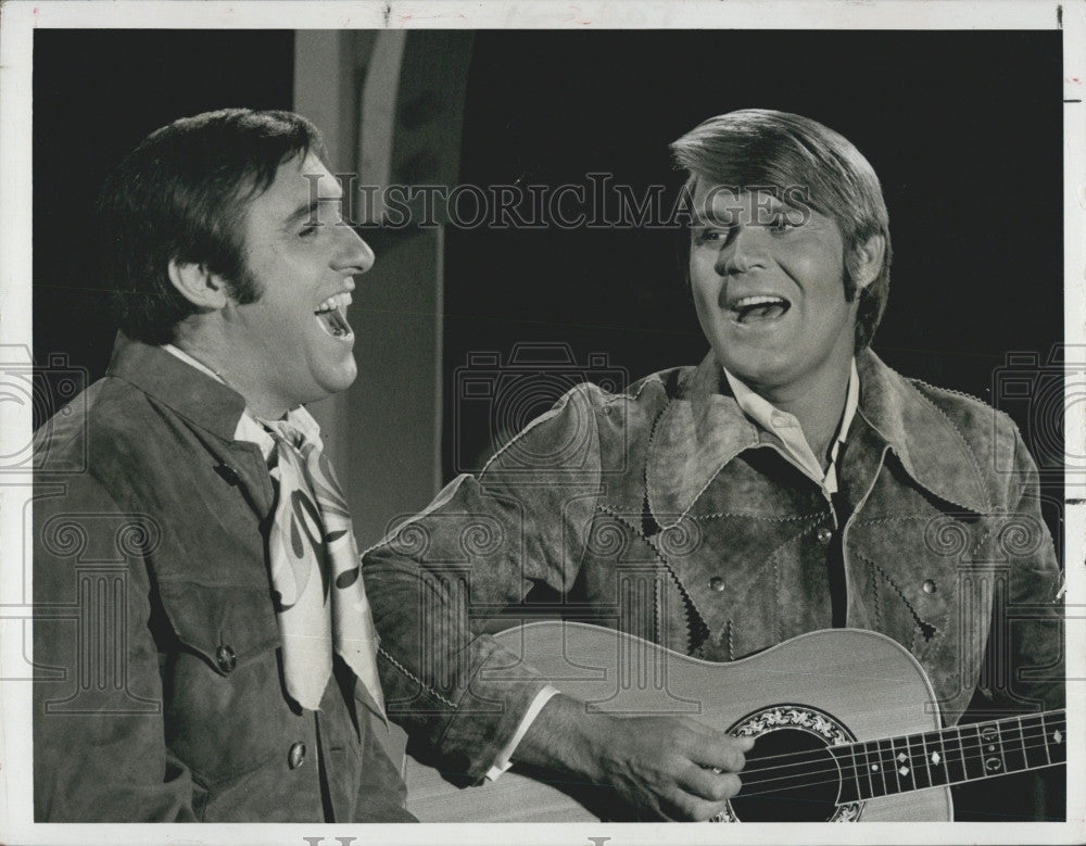 1970 Press Photo &quot;The Jim Nabors Hour&quot; Glen Cmpbell sings - Historic Images