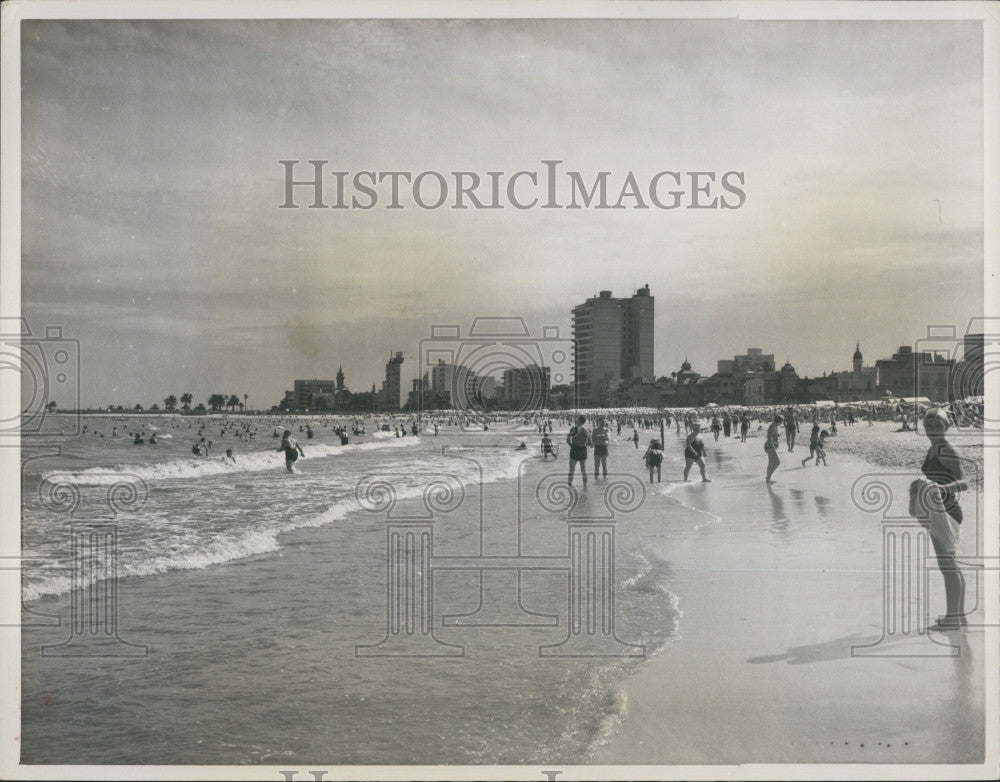 Press Photo Montevideo, Uraguay beach scene - Historic Images