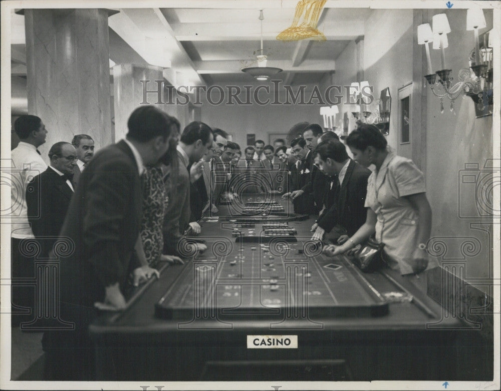 Press Photo Pocitos Beach at Montevideo, Urugauy gambling - Historic Images