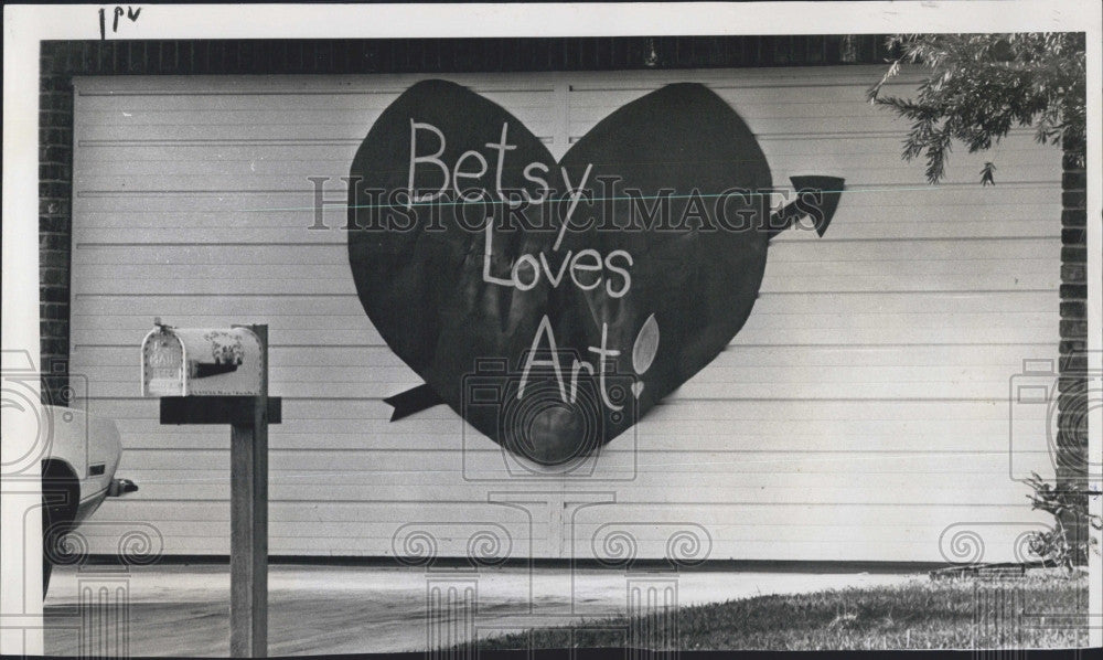 1970 Press Photo Six Foot Valentine on door of garage surprises husband - Historic Images