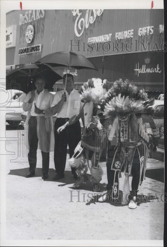 1967 Press Photo Venice Shopping Center Hired Indian Rainmaker Due Drought - Historic Images