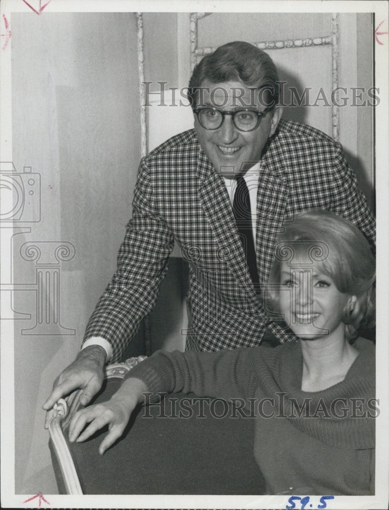 1964 Press Photo Meredith Willson Hosts &quot;The Texaco Star Parade&quot; - Historic Images